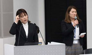 ⼿話の司会を取り⼊れた講演会の様⼦